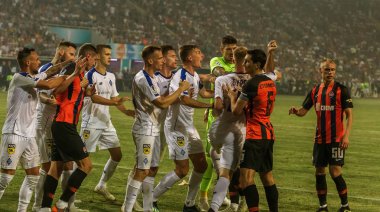 Odessa, Ukrayna - 21 Temmuz 2018: Ukrayna Super Kupası maç sırasında Fc Dinamo Kiev ve Shakhter Donetsk futbolcular kendi aralarında holigan kavga futbol sahasına düzenledi