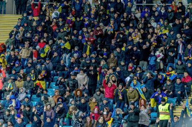 Odessa, Ukrayna - 24 Mart 2016: Futbol taraftarları ve seyirci stadyum standları duygusal onların Ukrayna ve Kıbrıs Milli takım maç sırasında destek ekibi. Duygular, el fenerleri, duman, çığlıkları