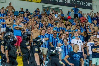 Odessa, Ukrayna - 3 Ağustos 2018: duygusal futbol taraftarları destek ekibi stadyumunda futbol kulübü Djurgardens Eğer İsveç oyun Uefa Avrupa Ligi oyun sırasında. Kalabalık futbol taraftarları Stadyumu futbol