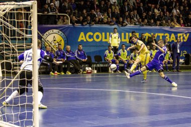 Odessa, Ukrayna - 12 Nisan 2016: Dünya Kupası play-off maçı Ukrayna - Slovakiya. Futsal oynuyor. Modern Bahçesi kapsayan spor salonu büyük sahnede mini futbol