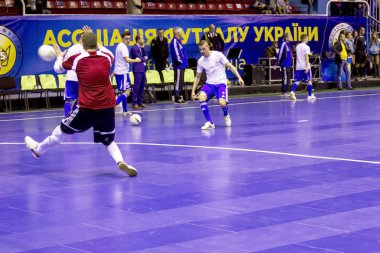 Odessa, Ukrayna - 12 Nisan 2016: Dünya Kupası play-off maçı Ukrayna - Slovakiya. Futsal oynuyor. Modern Bahçesi kapsayan spor salonu büyük sahnede mini futbol
