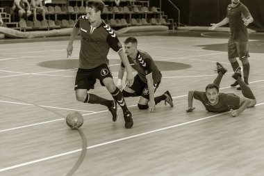 Odessa, Ukrayna - 28 Temmuz 2018: Parke zemin üzerinde bir futsal futsal turnuvasında oynayan yerel takım kimliği belirsiz oyuncular. doğru anı kapalı odada, futsal futbolun bir spor oyunu