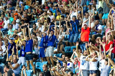 Odessa, Ukrayna - 2 Ağustos 2015: Futbol taraftarları ve stadyumun futobolnogo sırasında hasta tribünlerde seyirci Dinamo Kiev - Chernomorets Odessa maç