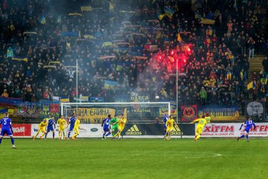 Odessa, Ukrayna -24 Mart 2016: Dostluk maçı (sarı) Ukrayna Millî Futbol takımı ve Kıbrıs (mavi) Milli takımı arasında. Yoğun maç oyun an.