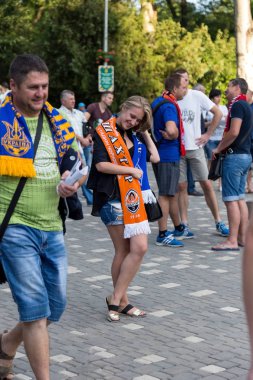 Odessa, Ukrayna - 16 Temmuz 2017: Mutlu hayranları futbol kulüpleri onların takım özniteliklere sahip. FC Shakhter-Dinamo Kiev. Futbol hayranları ile kendi kulüpleri sembolik eşarplar. Futbol hayranları sembolleri ile