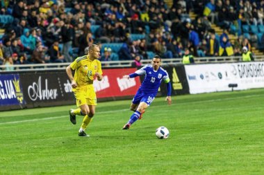 Odessa, Ukrayna -24 Mart 2016: Dostluk maçı (sarı) Ukrayna Millî Futbol takımı ve Kıbrıs (mavi) Milli takımı arasında. Yoğun maç oyun an.