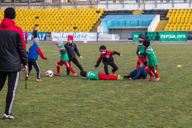 Odessa, Ukrayna 0 1 Nisan 2018: genç çocuklar için oyun spor eğitimi. Futbol futbol çocuklar için oyun. Üniformalı çalıştıran ve futbol oynarken spor kulübü, futbol oyuncuları genç oyuncular