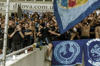 Odessa, Ukrayna - 3 Ağustos 2018: duygusal futbol taraftarları destek ekibi stadyumunda futbol kulübü Djurgardens Eğer İsveç oyun Uefa Avrupa Ligi oyun sırasında. Kalabalık futbol taraftarları Stadyumu futbol