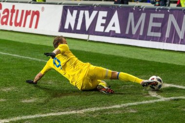 Odessa, Ukrayna -24 Mart 2016: Dostluk maçı (sarı) Ukrayna Millî Futbol takımı ve Kıbrıs (mavi) Milli takımı arasında. Yoğun maç oyun an.