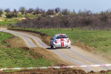 Odessa, Ukrayna - 17 Nisan 2016: Üzerinde bir mini ralli Kupası Limanov Severin güneşli bir gün pitoresk bozkır alanı'nda Ukrayna Şampiyonası