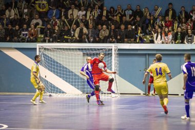 Odessa, Ukrayna - 12 Nisan 2016: Dünya Kupası play-off maçı Ukrayna - Slovakiya. Futsal oynuyor. Modern Bahçesi kapsayan spor salonu büyük sahnede mini futbol