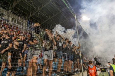 Odessa, Ukrayna 23 Temmuz 2018: Bir kalabalık futbol stadyumu. Ziyaret edenler stadyum standları dolu. Stadyumda futbol taraftarları. Taraftar standları sevinç, hafif ateş ve dalgalanan bayrak.