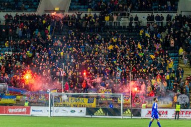 Odessa, Ukrayna -24 Mart 2016: Dostluk maçı (sarı) Ukrayna Millî Futbol takımı ve Kıbrıs (mavi) Milli takımı arasında. Yoğun maç oyun an.