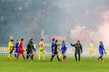 Odessa, Ukrayna -24 Mart 2016: Dostluk maçı (sarı) Ukrayna Millî Futbol takımı ve Kıbrıs (mavi) Milli takımı arasında. Yoğun maç oyun an.