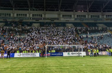 Odessa, Ukrayna 23 Temmuz 2018: Bir kalabalık futbol stadyumu. Ziyaret edenler stadyum standları dolu. Stadyumda futbol taraftarları. Taraftar standları sevinç, hafif ateş ve dalgalanan bayrak.