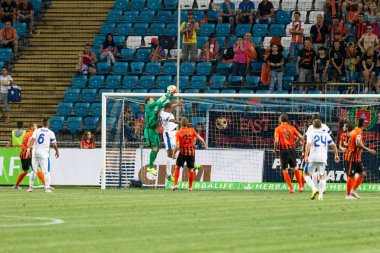 Odessa, Ukrayna - 14 Ağustos 2015: Fc Shakhtar Donetsk ve Fc Dnipro Dnipropetrovsk Ukrayna Kupası maçında top için kavga ediyorlar. Ayrıntı oyunun.