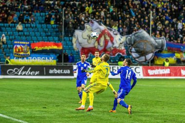 Odessa, Ukrayna -24 Mart 2016: Dostluk maçı (sarı) Ukrayna Millî Futbol takımı ve Kıbrıs (mavi) Milli takımı arasında. Yoğun maç oyun an.