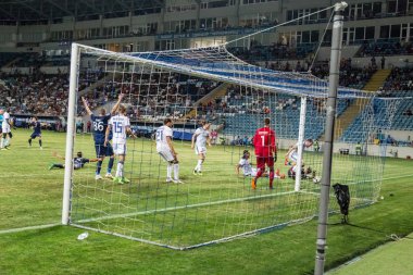 Odessa, Ukrayna - 3 Ağustos 2018: duygusal futbol taraftarları destek ekibi stadyumunda futbol kulübü Djurgardens Eğer İsveç oyun Uefa Avrupa Ligi oyun sırasında. Kalabalık futbol taraftarları Stadyumu futbol