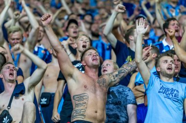 Odessa, Ukrayna - 3 Ağustos 2018: duygusal futbol taraftarları destek ekibi stadyumunda futbol kulübü Djurgardens Eğer İsveç oyun Uefa Avrupa Ligi oyun sırasında. Kalabalık futbol taraftarları Stadyumu futbol