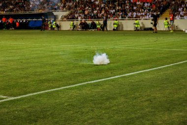 Odessa, Ukrayna - Temmuz 15,2017: Foxtrot süper kupa. Madenci - Dinamo. Fanatik heyecanlı hayranları ile havai fişek. Taraftar standları yanık yangında sevinirler ve çırpmaya başlar. Petards stadyum alanında oyun parçaladı