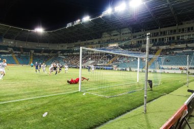 Odessa, Ukrayna - 3 Ağustos 2018: duygusal futbol taraftarları destek ekibi stadyumunda futbol kulübü Djurgardens Eğer İsveç oyun Uefa Avrupa Ligi oyun sırasında. Kalabalık futbol taraftarları Stadyumu futbol