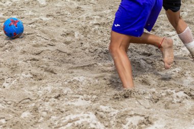 Odessa, Ukrayna-Temmuz 22, 2018: Beach Futbol Şampiyonası sahilde amatör kadınlar arasında. Kum plaj futbolu. Bir şehir plaj kum üzerinde plaj futbolu oynayan genç güzel kız