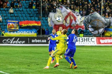 Odessa, Ukrayna -24 Mart 2016: Dostluk maçı (sarı) Ukrayna Millî Futbol takımı ve Kıbrıs (mavi) Milli takımı arasında. Yoğun maç oyun an.