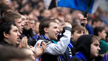 Odessa, Ukrayna - 10 Temmuz 2013: duygusal futbol taraftarları Stadı nda futbol kulübü Chernomorets, 10 Temmuz 2013, Odessa, Ukrayna bir oyun sırasında destek