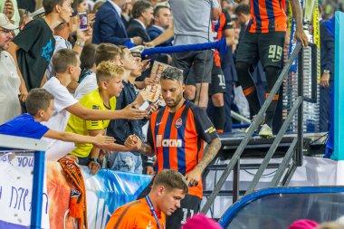 Odessa, Ukrayna 23 Temmuz 2018: Bir kalabalık futbol stadyumu. Ziyaret edenler stadyum standları dolu. Stadyumda futbol taraftarları. Taraftar standları sevinç, hafif ateş ve dalgalanan bayrak.