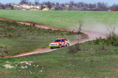 Odessa, Ukrayna - 17 Nisan 2016: Üzerinde bir mini ralli Kupası Limanov Severin güneşli bir gün pitoresk bozkır alanı'nda Ukrayna Şampiyonası