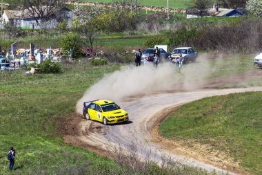 Odessa, Ukrayna - 17 Nisan 2016: Üzerinde bir mini ralli Kupası Limanov Severin güneşli bir gün pitoresk bozkır alanı'nda Ukrayna Şampiyonası
