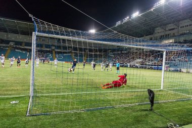 Odessa, Ukrayna - 3 Ağustos 2018: duygusal futbol taraftarları destek ekibi stadyumunda futbol kulübü Djurgardens Eğer İsveç oyun Uefa Avrupa Ligi oyun sırasında. Kalabalık futbol taraftarları Stadyumu futbol