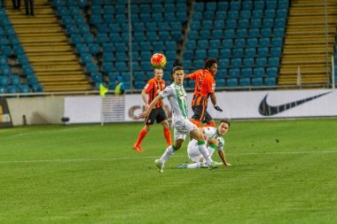 Odessa, Ukrayna - 3 Aralık 2015: Fc Karpaty ve Shakhtar Donetsk Ukrayna Kupası topu için Şampiyonlar Ligi mücadelede bir maçta. Ayrıntı oyunun.