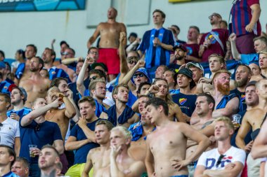 Odessa, Ukrayna - 3 Ağustos 2018: duygusal futbol taraftarları destek ekibi stadyumunda futbol kulübü Djurgardens Eğer İsveç oyun Uefa Avrupa Ligi oyun sırasında. Kalabalık futbol taraftarları Stadyumu futbol