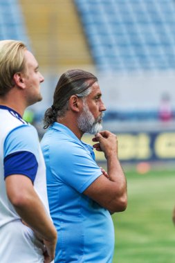 Odessa, Ukrayna - 3 Ağustos 2018: Baş antrenör Fc Djurgardens Eğer İsveç Melkemichel özcan futbol sahasına oyun Uefa Avrupa Ligi 2018 Fc Mariupol (Ukrayna ile sırasında)