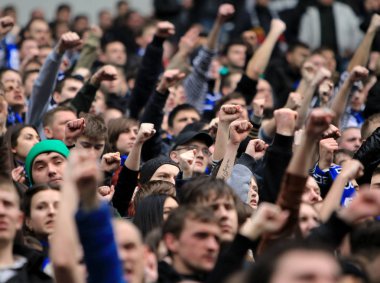 Odessa, Ukrayna - 10 Temmuz 2013: duygusal futbol taraftarları Stadı nda futbol kulübü Chernomorets, 10 Temmuz 2013, Odessa, Ukrayna bir oyun sırasında destek