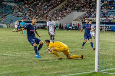 Odessa, Ukrayna - 3 Ağustos 2018: duygusal futbol taraftarları destek ekibi stadyumunda futbol kulübü Djurgardens Eğer İsveç oyun Uefa Avrupa Ligi oyun sırasında. Kalabalık futbol taraftarları Stadyumu futbol