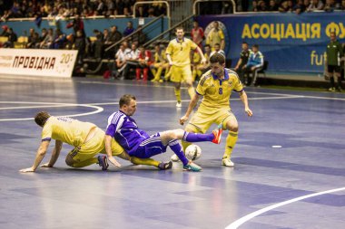 Odessa, Ukrayna - 12 Nisan 2016: Dünya Kupası play-off maçı Ukrayna - Slovakiya. Futsal oynuyor. Modern Bahçesi kapsayan spor salonu büyük sahnede mini futbol