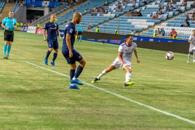 Odessa, Ukrayna - 3 Ağustos 2018: duygusal futbol taraftarları destek ekibi stadyumunda futbol kulübü Djurgardens Eğer İsveç oyun Uefa Avrupa Ligi oyun sırasında. Kalabalık futbol taraftarları Stadyumu futbol