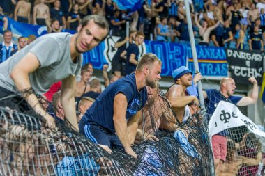 Odessa, Ukrayna - 3 Ağustos 2018: duygusal futbol taraftarları destek ekibi stadyumunda futbol kulübü Djurgardens Eğer İsveç oyun Uefa Avrupa Ligi oyun sırasında. Kalabalık futbol taraftarları Stadyumu futbol