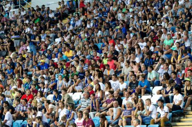 Odessa, Ukrayna - 2 Ağustos 2015: Futbol taraftarları ve stadyumun futobolnogo sırasında hasta tribünlerde seyirci Dinamo Kiev - Chernomorets Odessa maç