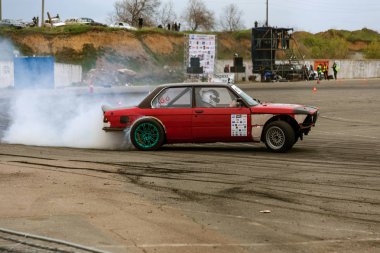 Odessa, Ukrayna -23 Nisan 2017: Combat drifters yerel sürüklenen yarışmalar. Gösteri yasadışı bir platform üzerinde sürüklenen. Binici profesyonel olarak otomatik yarışmalarda driftig yeterlilik yarışta parça geçmek