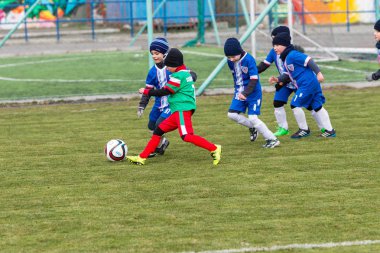 Odessa, Ukrayna 0 1 Nisan 2018: genç çocuklar için oyun spor eğitimi. Futbol futbol çocuklar için oyun. Üniformalı çalıştıran ve futbol oynarken spor kulübü, futbol oyuncuları genç oyuncular