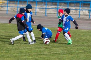 Odessa, Ukrayna 0 1 Nisan 2018: genç çocuklar için oyun spor eğitimi. Futbol futbol çocuklar için oyun. Üniformalı çalıştıran ve futbol oynarken spor kulübü, futbol oyuncuları genç oyuncular