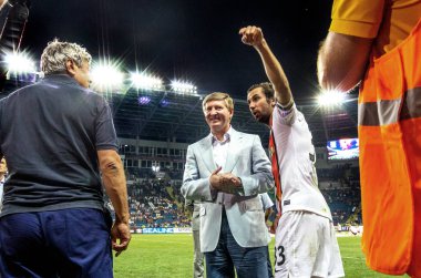 Odessa, Ukrayna - 10 Temmuz 2013: Shakhtar oyuncular Kupası futbol oyunu Shakhtar Donetsk sırasında ve Chernomorets kazandı onların zaferi kutlamak. Rinat Akhmetov ve Mircea Lucescu Odessa, 10 Temmuz 2013, Odessa, Ukrayna