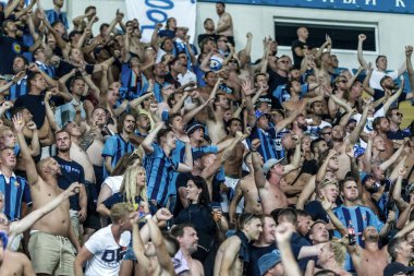 Odessa, Ukrayna - 3 Ağustos 2018: duygusal futbol taraftarları destek ekibi stadyumunda futbol kulübü Djurgardens Eğer İsveç oyun Uefa Avrupa Ligi oyun sırasında. Kalabalık futbol taraftarları Stadyumu futbol