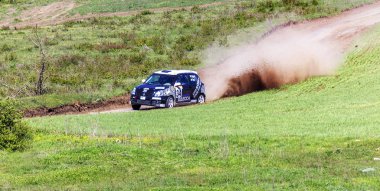 Odessa, Ukrayna - 17 Nisan 2016: Üzerinde bir mini ralli Kupası Limanov Severin güneşli bir gün pitoresk bozkır alanı'nda Ukrayna Şampiyonası