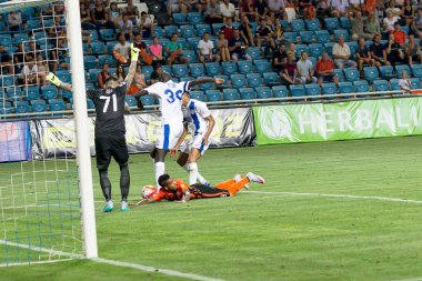 Odessa, Ukrayna - 14 Ağustos 2015: Fc Shakhtar Donetsk ve Fc Dnipro Dnipropetrovsk Ukrayna Kupası maçında top için kavga ediyorlar. Ayrıntı oyunun.