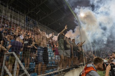 Odessa, Ukrayna-July2, 2018: fanatik hayranları standları ebedi rakip oyun sırasında. Raflar taraftarlara mutlu, yangın ve dalgalanan bayrak ile kızdırma. Ateşli gösteri Stadyumu'nda. Holigan hafif ateşli flashe hayranları