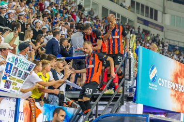 Odessa, Ukrayna 23 Temmuz 2018: Bir kalabalık futbol stadyumu. Ziyaret edenler stadyum standları dolu. Stadyumda futbol taraftarları. Taraftar standları sevinç, hafif ateş ve dalgalanan bayrak.